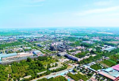 東方化工廠廠區(qū)在藍(lán)天映襯下更顯壯觀,。未來,，這里將作為北京城市副中心“城市綠心”的一部分，成為市民的休閑場(chǎng)所,。(航拍資料照片)京報(bào)集團(tuán)記者 滿志禹攝