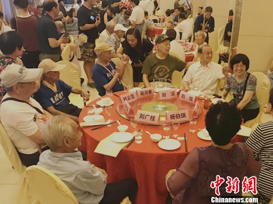 6日上午十時,，30余位抗戰(zhàn)老兵在南京中央飯店集結?！铑伌?攝