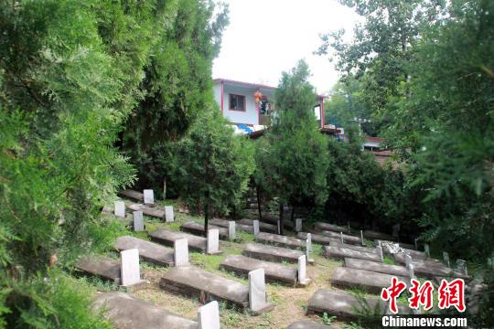 趙玉山的家與烈士墓僅一墻之隔,。　于俊亮 攝