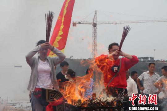 當(dāng)?shù)厝嗽诂F(xiàn)場祭拜海神，用古老傳統(tǒng)習(xí)俗祈福,?！埼髦?攝