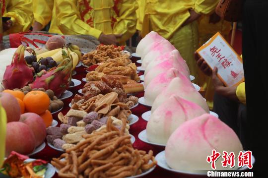 “神飯宴”拉開帷幕,。當(dāng)?shù)財?shù)十家餐館在半小時內(nèi)做出特色美食,。　張西竹 攝