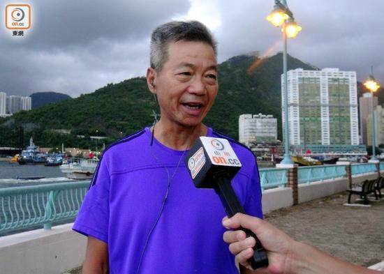 遼寧艦今晨抵達香港 市民:作為中國人好開心