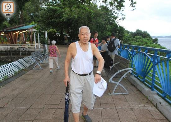 遼寧艦今晨抵達香港 市民:作為中國人好開心
