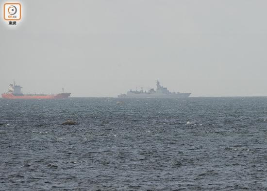 遼寧艦今晨抵達香港 市民:作為中國人好開心