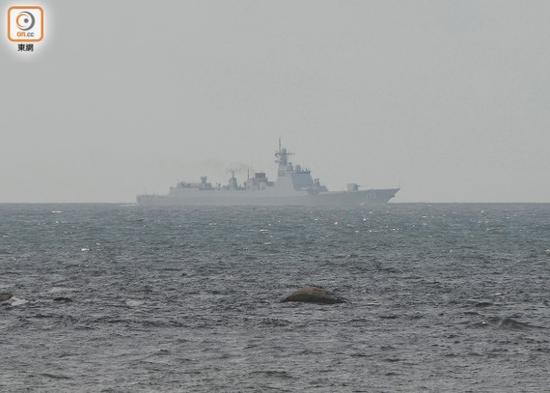 遼寧艦今晨抵達香港 市民:作為中國人好開心