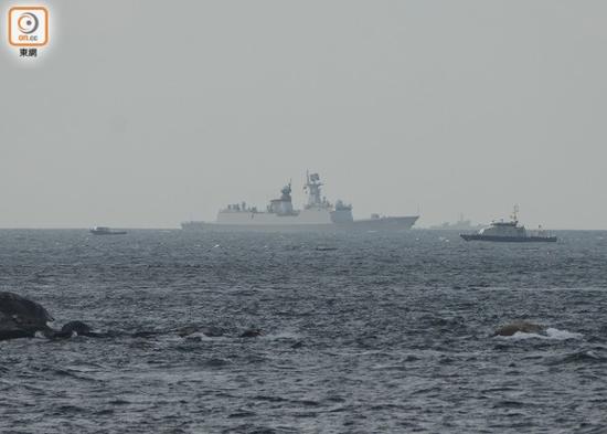 遼寧艦今晨抵達香港 市民:作為中國人好開心