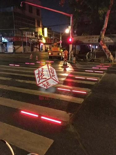 閃光變色人行橫道！交警為低頭族安全操碎了心