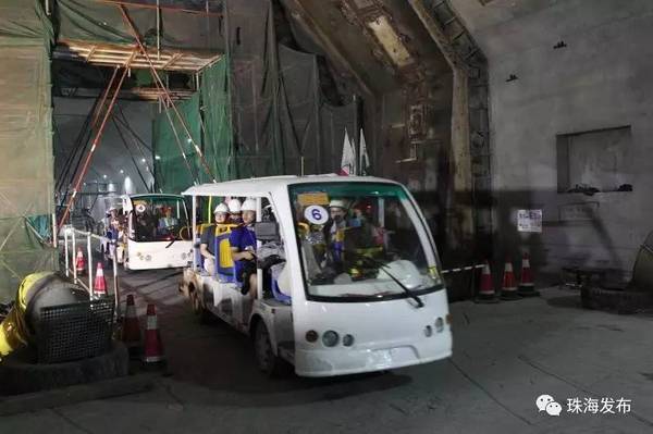 港珠澳大橋海底隧道今日貫通 提前穿越海底巨龍