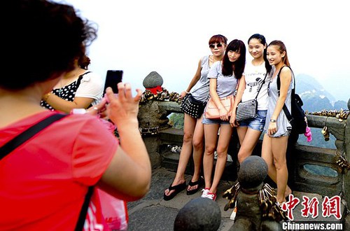 游客在景區(qū)游玩(資料圖),。<a target='_blank' href='http://www.chinanews.com/'>中新社</a>發(fā) 陸欣 攝