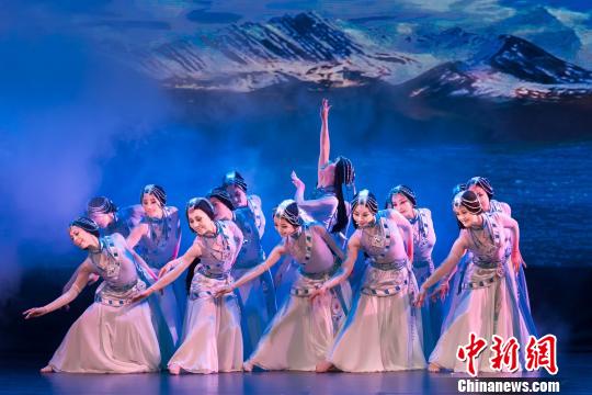 《加國(guó)頌 中華情》大型綜藝晚會(huì)劇照（多倫多華星藝術(shù)團(tuán)供圖）