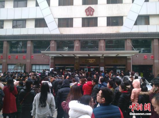 資料圖：來自河南全省的上千名求職者應(yīng)聘河南自貿(mào)區(qū)鄭州片區(qū)綜合服務(wù)中心144名窗口服務(wù)人員。 韓章云 攝