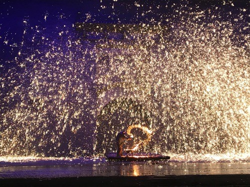 張家口蔚縣的“打樹(shù)花”民俗表演