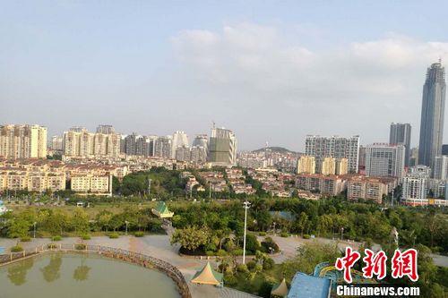 廣西南寧市鳳嶺兒童公園附近已建成或在建的小區(qū)、樓宇,。 程春雨 攝
