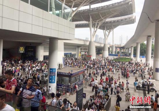 7月6日,，大批旅客滯留武漢火車站。 <a target='_blank' href='http://www.chinanews.com/'>中新社</a>記者 趙軍 攝