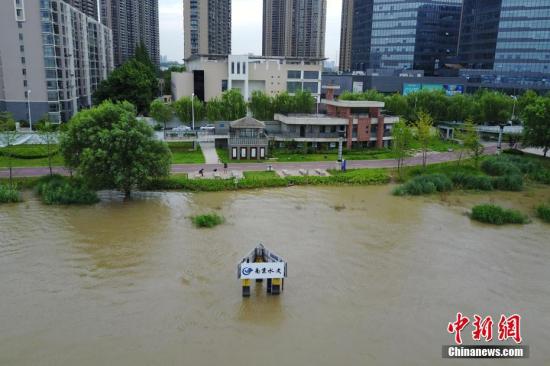 7月7日,，航拍長(zhǎng)江南京下關(guān)水文標(biāo)尺,。 <a target='_blank' href='http://www.chinanews.com/'>中新社</a>記者 泱波 攝