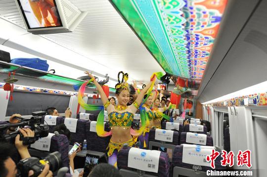 圖為在寶蘭高鐵首趟G2028次列車上,，列車員為旅客表演自編自演的敦煌舞蹈?！钇G敏 攝