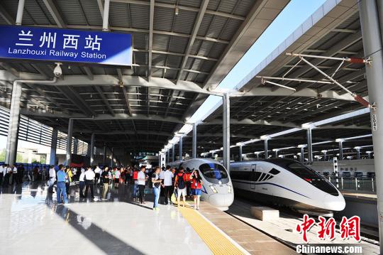 圖為寶蘭高鐵首趟G2028次列車,，將奔向1500余公里外的五省通衢之城江蘇徐州市,。　楊艷敏 攝