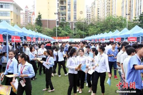 資料圖：某招聘會現(xiàn)場,。 孫杰利 攝