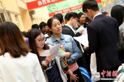 資料圖：4月24日，西藏自治區(qū)2017年高校畢業(yè)生(西藏民族大學(xué))專場招聘會在西藏民族大學(xué)舉辦。田進(jìn) 攝