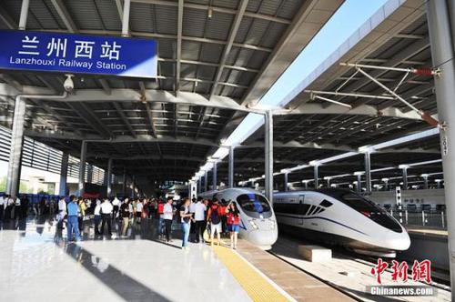 寶蘭高鐵于2012年底開工建設(shè)，正線長度逾400公里,，其中陜西省境內(nèi)45.74公里,，甘肅省境內(nèi)354.9公里，設(shè)計(jì)速度250公里/小時(shí),。 楊艷敏 攝