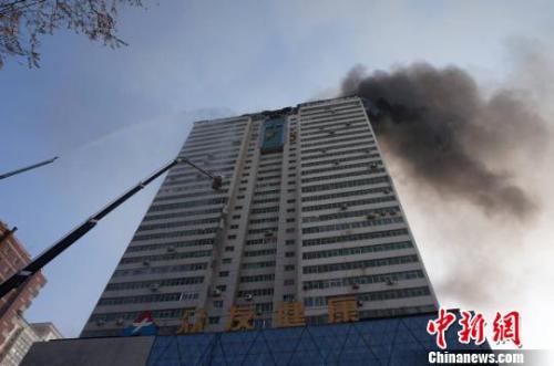 資料圖：2014年1月2日下午,，蘭州市中心一棟高樓頂部失火。楊艷敏 攝
