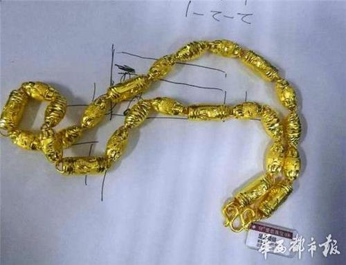 四川一肥胖男子搶奪金項(xiàng)鏈 跑出百米后累癱在交警面前