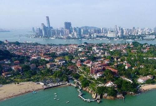 空中俯瞰,，鼓浪嶼歷史風(fēng)貌建筑與鷺江海峽對岸的現(xiàn)代建筑遙相輝映
