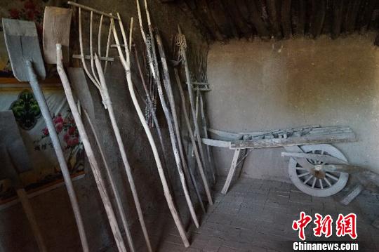 何世前的農(nóng)家小屋里,，整齊地陳列著年代不種的農(nóng)具和生活用品,。　陳思 攝