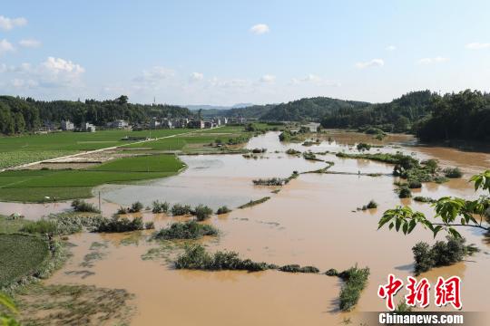 資料圖：黎平縣高屯街道絞便村外被洪水沖毀的農(nóng)田?！≠R俊怡 攝