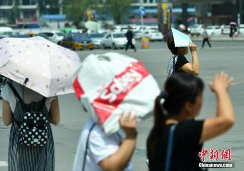 7月11日,，河北石家莊民眾高溫中出行。該省氣象臺發(fā)布高溫紅色預警信號,，受強暖氣團影響,，預計當日下午，部分地區(qū)最高氣溫可達37-39℃,，局地超過40℃,。 <a target='_blank' href='http://www.chinanews.com/'>中新社</a>記者 翟羽佳 攝