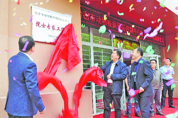 5月12日，哈密市動(dòng)物疫病預(yù)防控制中心“院士專家工作站”揭牌,，這是全疆首個(gè)畜牧獸醫(yī)行業(yè)的院士工作站,，也是河南援疆的又一重要成果,。 該工作站是河南省農(nóng)業(yè)科學(xué)院動(dòng)物免疫學(xué)重點(diǎn)實(shí)驗(yàn)室張改平院士研究團(tuán)隊(duì)在哈密開展工作的一個(gè)平臺(tái),，為當(dāng)?shù)匦竽莲F醫(yī)工作提供技術(shù)支持和業(yè)務(wù)指導(dǎo)（資料片）,。