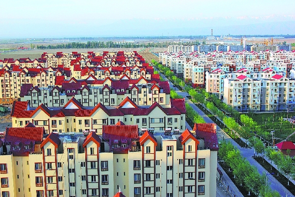 新疆生產(chǎn)建設(shè)兵團(tuán)第五師八十九團(tuán)楚星苑和荊楚苑居民小區(qū)外景,。這些由湖北省荊州市對(duì)口援建的重點(diǎn)民生項(xiàng)目,，成為八十九團(tuán)城鎮(zhèn)建設(shè)中一道亮麗的風(fēng)景線（資料片）。