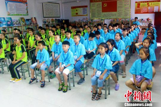 9日,，由中國僑聯(lián)主辦、安徽省僑聯(lián)承辦的“親情中華?美好安徽”夏令營安徽歙縣營開營,，來自新西蘭,、澳大利亞、西班牙,、意大利,、柬埔寨的40名華裔學(xué)生參加,。　谷新　攝
