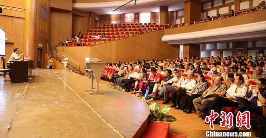 中國僑網(wǎng)圖為華教代表在新疆師范大學(xué)聽講座?！垜c偉　攝