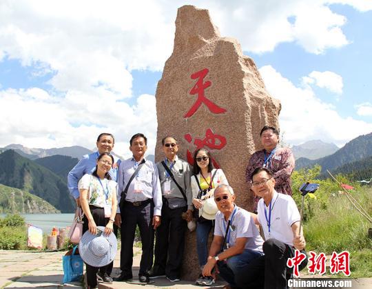 圖為華教代表在天山天池留影,?！垜c偉 攝
