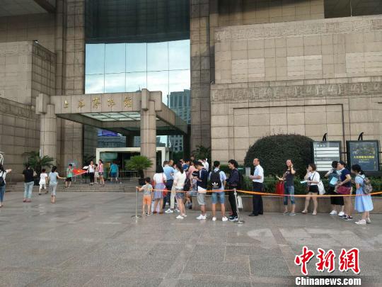 預約成功的觀眾在上海博物館前等待入場,?！⊥踝訚z