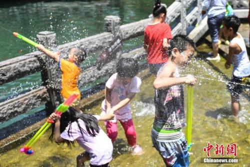 7月11日,，幾名兒童在山東濟南“清泉石上流”池中戲水納涼,。山東近日持續(xù)高溫，多地發(fā)布橙色高溫預警,，局部地區(qū)氣溫達到39℃,。<a target='_blank' href='http://www.chinanews.com/'>中新社</a>記者 張勇 攝