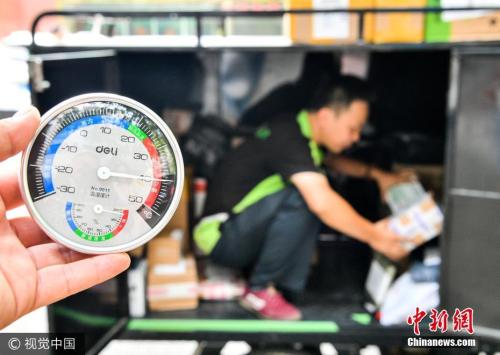 2017年7月10日,，西安再次出現(xiàn)高溫天氣，中午1點地面溫度超過50攝氏度,。圖片來源：視覺中國