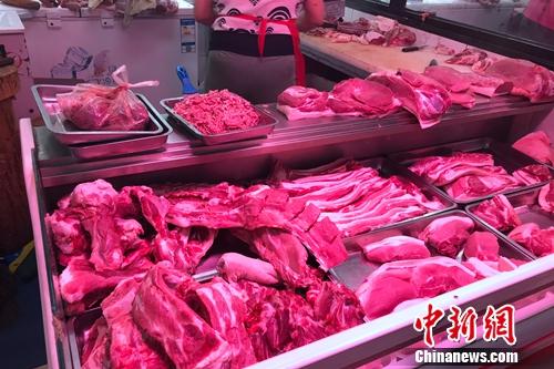 北京西城區(qū)露園百姓生活服務(wù)中心的豬肉銷售攤販,。<a target='_blank' href='http://www.chinanews.com/' >中新網(wǎng)</a> 種卿 攝