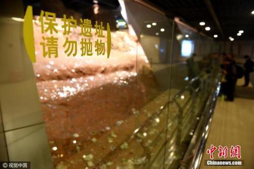 雷峰塔不堪“硬幣之累” 一年清理出兩萬多元,。 圖片來源：視覺中國