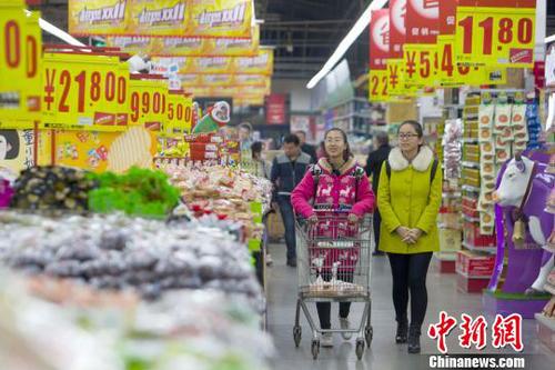 山西太原,，民眾在超市選購生活用品,。　張?jiān)?攝