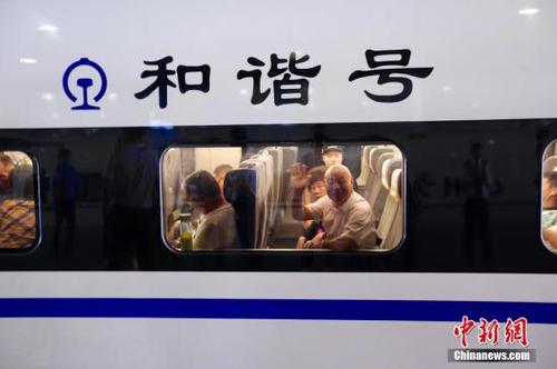 7月9日上午8時整，首趟寶蘭高鐵動車組列車從西安北站駛出,，標(biāo)志著寶蘭高鐵正式開通運營,。 張遠(yuǎn) 攝