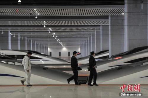圖為昆明南站工作人員檢查動車,。<a target='_blank' href='http://www.chinanews.com/'>中新社</a>記者 任東 攝