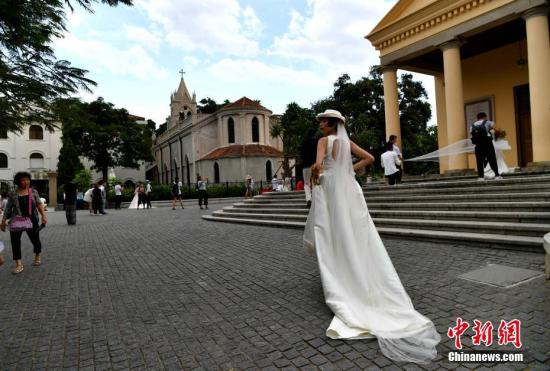 美麗的鼓浪嶼吸引了許多情侶前來拍攝婚紗照，也將鼓浪嶼變成愛的小島,。 張斌 攝