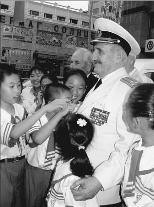 中國僑網(wǎng)孩子們和俄羅斯老兵在一起,。（呂永超 李雅文）