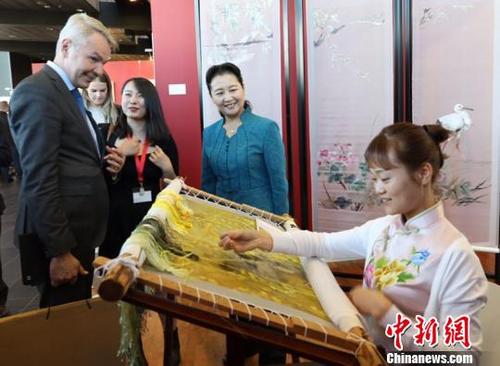 中國(guó)僑網(wǎng)繡女現(xiàn)場(chǎng)展示湘繡技藝引人圍觀,?！⒔ü狻z
