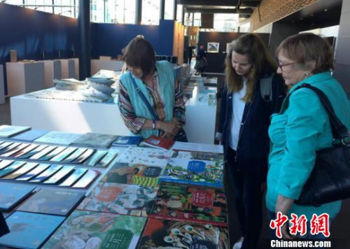 芬蘭民眾被湘書展柜上的童書吸引,?！⒔ü?攝