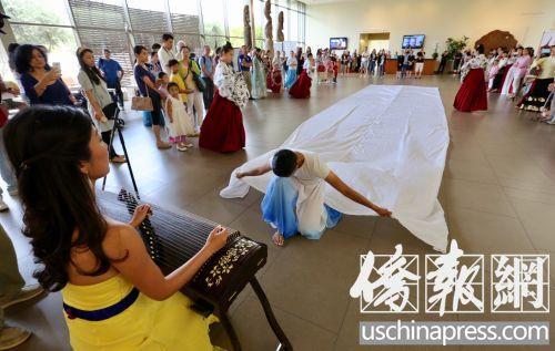 中國僑網(wǎng)中國文化日活動現(xiàn)場表演的即興式舞蹈。（美國《僑報(bào)》/邱晨 攝）