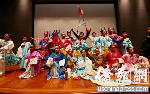 “華夢計(jì)劃”少兒京劇班的部分演員在臺上謝幕,。（美國《僑報(bào)》/邱晨 攝）