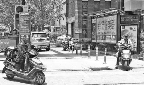 三個送餐員同時騎車出小區(qū),，其中一個因著急從小區(qū)入口出來
